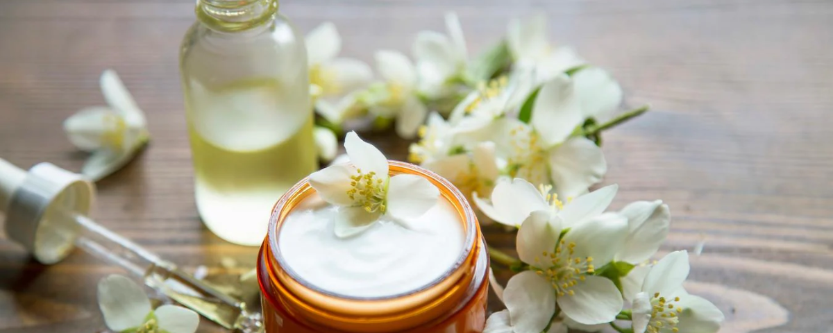 Sensory and aromatic essentials of cosmetic formulas